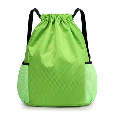 Ein individuell angepasster Rucksack mit Ziehseile für Absolventen und Fitnessaktivitäten.