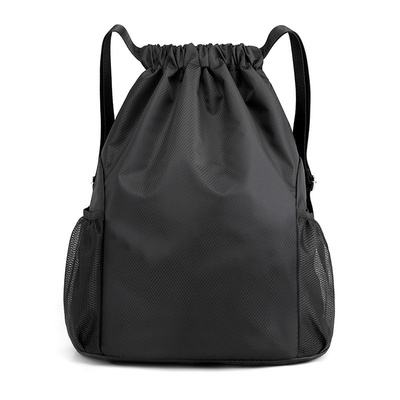 Ein individuell angepasster Rucksack mit Ziehseile für Absolventen und Fitnessaktivitäten.