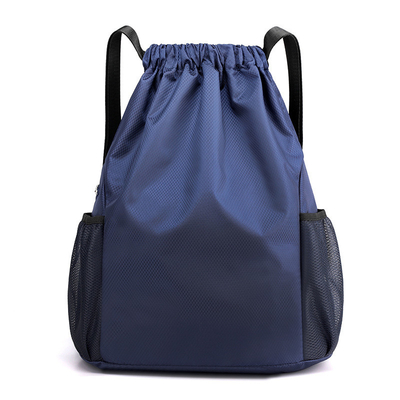 Ein individuell angepasster Rucksack mit Ziehseile für Absolventen und Fitnessaktivitäten.