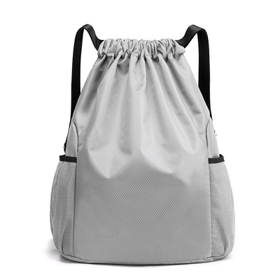 Ein individuell angepasster Rucksack mit Ziehseile für Absolventen und Fitnessaktivitäten.