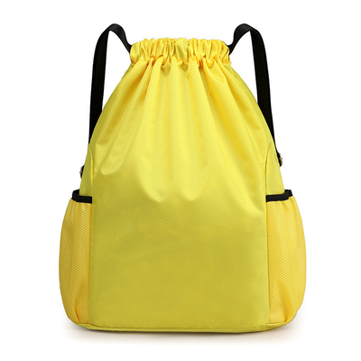 Ein individuell angepasster Rucksack mit Ziehseile für Absolventen und Fitnessaktivitäten.