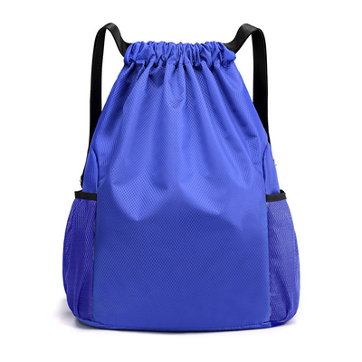 Ein individuell angepasster Rucksack mit Ziehseile für Absolventen und Fitnessaktivitäten.