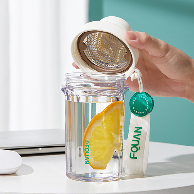 Neuheit Geschenke Tragbare Plastikbecher 530 ml mit Filter und Seilheben in 1 Farbdruck