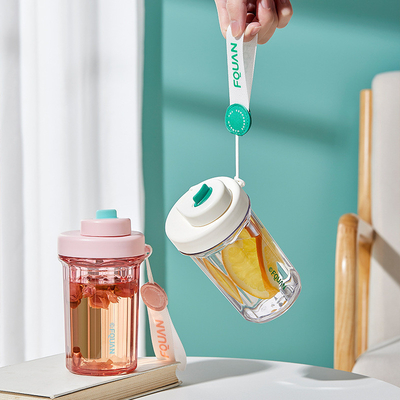 Neuheit Geschenke Tragbare Plastikbecher 530 ml mit Filter und Seilheben in 1 Farbdruck