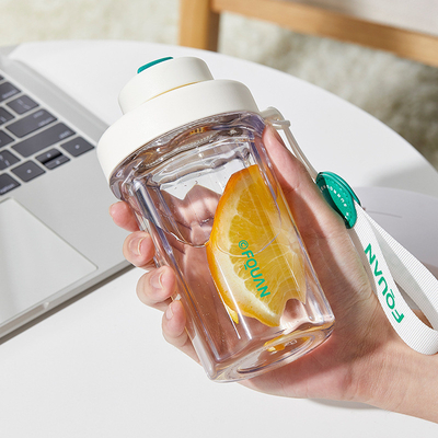 Neuheit Geschenke Tragbare Plastikbecher 530 ml mit Filter und Seilheben in 1 Farbdruck