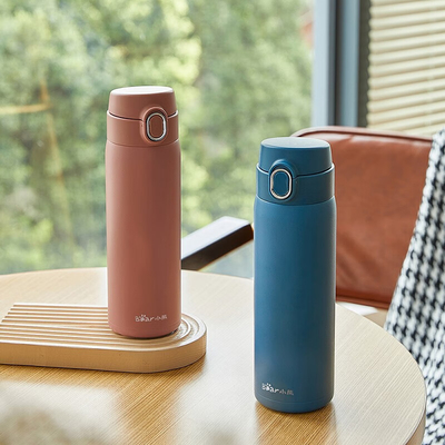 Drucktechniken für Seidenschirm 1 Farbgrafik auf Yuedong Bouncing Insulated Cup 500 ml