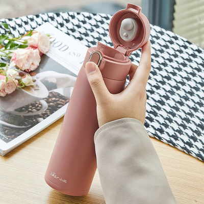 Drucktechniken für Seidenschirm 1 Farbgrafik auf Yuedong Bouncing Insulated Cup 500 ml