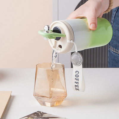 Leichtes Luxus-Farbtemperaturbildschirm mit Schrägfläche Isolierte 316 Kaffeetasse für Büro
