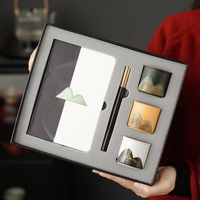 Hotel und Resort Ferne Berge 1 Farbfarbdruck Kultur und Kreativität Kleines Set