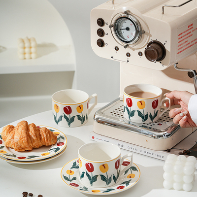Muttertagsgeschenk Handgezeichneter Tulpen-Kaffeebecher und -Teller mit hohem ästhetischen Wert