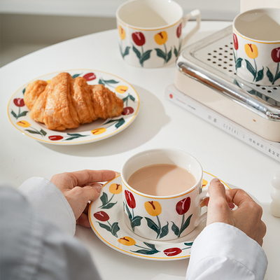 Muttertagsgeschenk Handgezeichneter Tulpen-Kaffeebecher und -Teller mit hohem ästhetischen Wert