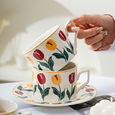 Muttertagsgeschenk Handgezeichneter Tulpen-Kaffeebecher und -Teller mit hohem ästhetischen Wert