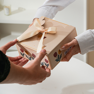 Muttertagsgeschenk Handgezeichneter Tulpen-Kaffeebecher und -Teller mit hohem ästhetischen Wert