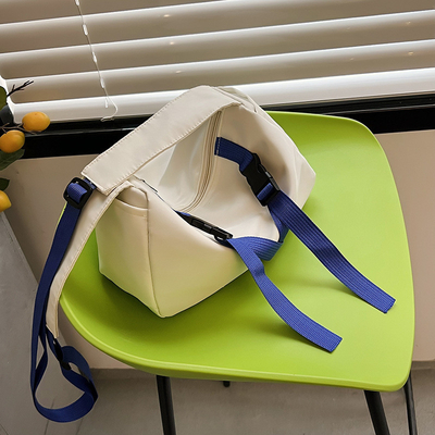 Trendige und modische, personalisierte Schultertasche für die Rückkehr zur Schule oder zum Abschluss
