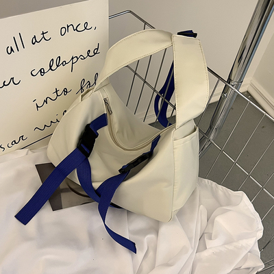 Trendige und modische, personalisierte Schultertasche für die Rückkehr zur Schule oder zum Abschluss