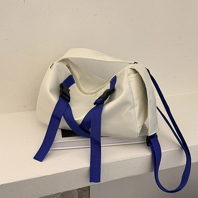 Trendige und modische, personalisierte Schultertasche für die Rückkehr zur Schule oder zum Abschluss