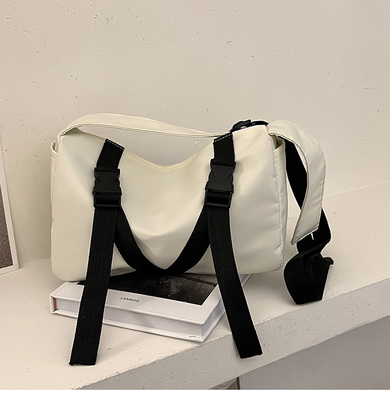 Trendige und modische, personalisierte Schultertasche für die Rückkehr zur Schule oder zum Abschluss