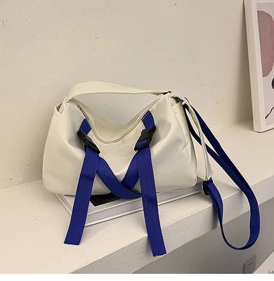 Trendige und modische, personalisierte Schultertasche für die Rückkehr zur Schule oder zum Abschluss