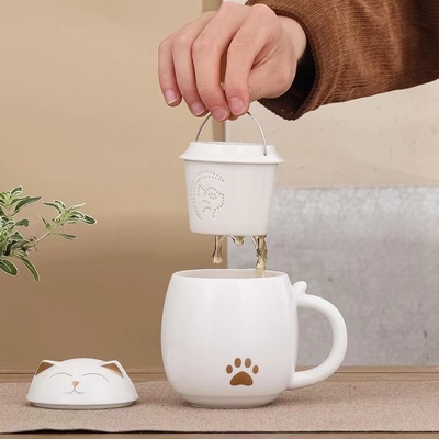 Stärken Sie die Moral des Teams mit unserem Weihnachtsgeschenk-Set aus Keramik-Büro-Tasse und atmosphärischem Souvenir