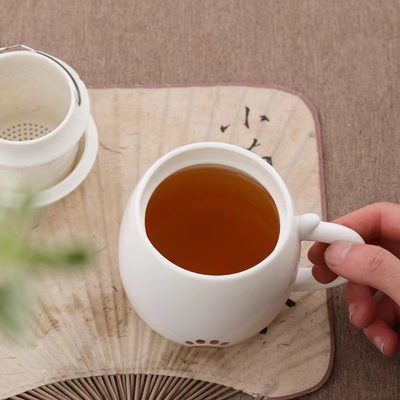Stärken Sie die Moral des Teams mit unserem Weihnachtsgeschenk-Set aus Keramik-Büro-Tasse und atmosphärischem Souvenir