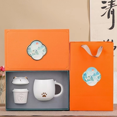 Stärken Sie die Moral des Teams mit unserem Weihnachtsgeschenk-Set aus Keramik-Büro-Tasse und atmosphärischem Souvenir