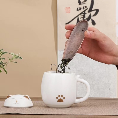 Stärken Sie die Moral des Teams mit unserem Weihnachtsgeschenk-Set aus Keramik-Büro-Tasse und atmosphärischem Souvenir