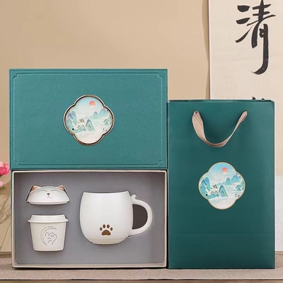 Stärken Sie die Moral des Teams mit unserem Weihnachtsgeschenk-Set aus Keramik-Büro-Tasse und atmosphärischem Souvenir