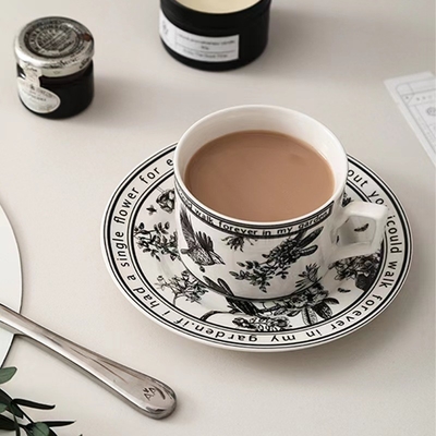 Fügen Sie Ihren Geschenken einen Hauch Farbe hinzu mit diesem französischen Retro-Stil-Kaffee-Tassen- und Tellerset
