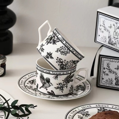Fügen Sie Ihren Geschenken einen Hauch Farbe hinzu mit diesem französischen Retro-Stil-Kaffee-Tassen- und Tellerset