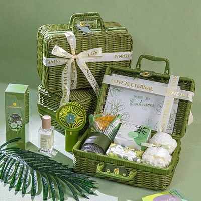 Grüner Weinkorb Handgeschenk Funktional für Alumni-Beziehungen / Klassentreffen