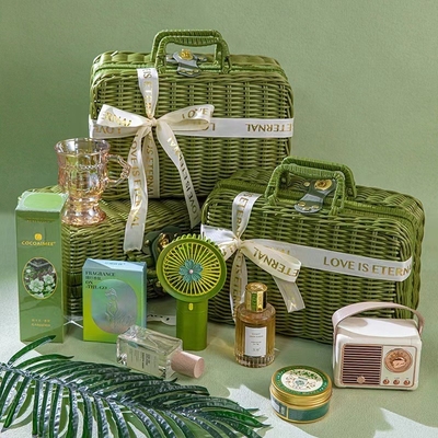 Grüner Weinkorb Handgeschenk Funktional für Alumni-Beziehungen / Klassentreffen