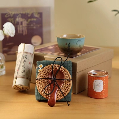 Ziel von Reisebüros, Begleitgeschenkgesellschaft, Mitarbeitergruppe, die Wohlfahrtsgeschenke kaufen