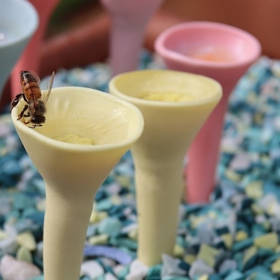 angepasste Farbe Bienen Kolibri Wasserspender Futter Harz Futter Tasse für den Außengarten