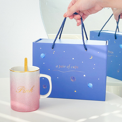 Machen Sie ihren Tag etwas Besonderes mit diesem Keramik-Taschen- und Bärenhandtuch-Geschenk-Set im Stil von Creative Ins