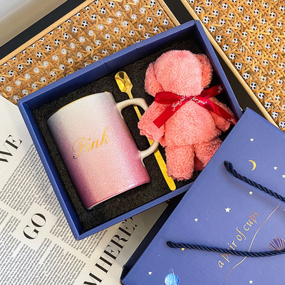 Machen Sie ihren Tag etwas Besonderes mit diesem Keramik-Taschen- und Bärenhandtuch-Geschenk-Set im Stil von Creative Ins