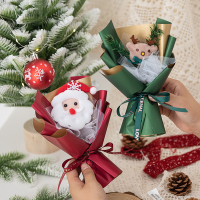 Festliche Weihnachtsschmuck mit getrockneten Blumen und Baumwolle Ziel Endnutzer Reisebüro