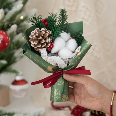 Festliche Weihnachtsschmuck mit getrockneten Blumen und Baumwolle Ziel Endnutzer Reisebüro