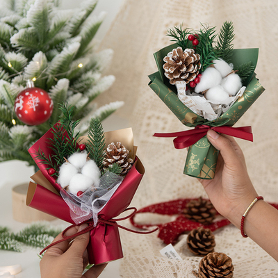 Festliche Weihnachtsschmuck mit getrockneten Blumen und Baumwolle Ziel Endnutzer Reisebüro