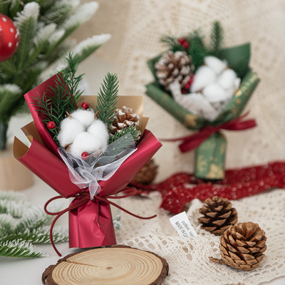 Festliche Weihnachtsschmuck mit getrockneten Blumen und Baumwolle Ziel Endnutzer Reisebüro