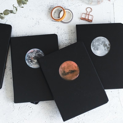 Logo des Kunden Minimalist Hardcover Schwarz Innenseite Notizbuch Holzplanet Graffiti Schwarz Kartenbuch für Mitarbeiter Geschenk