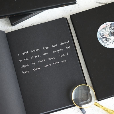 Logo des Kunden Minimalist Hardcover Schwarz Innenseite Notizbuch Holzplanet Graffiti Schwarz Kartenbuch für Mitarbeiter Geschenk