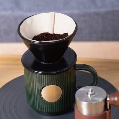 Geschäftsgeschenk Handschachtel mit Bohnenmahlgerät Keramikfilterbecher und Keramik Kaffeetasse