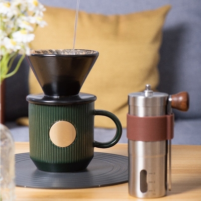 Geschäftsgeschenk Handschachtel mit Bohnenmahlgerät Keramikfilterbecher und Keramik Kaffeetasse