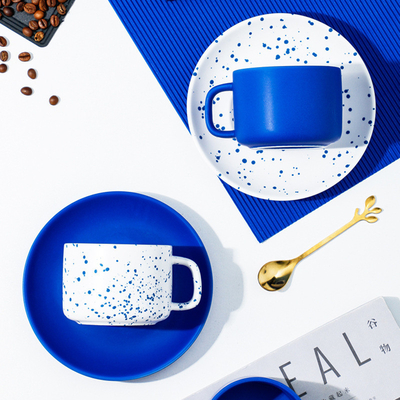 Exquisite Klein Blue Keramik-Blumen-Kaffee-Tasse und -Teller-Set für den individuellen Logo-Druck