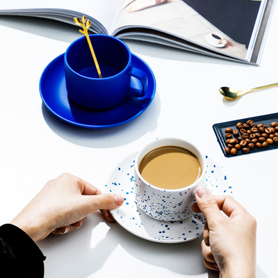 Exquisite Klein Blue Keramik-Blumen-Kaffee-Tasse und -Teller-Set für den individuellen Logo-Druck