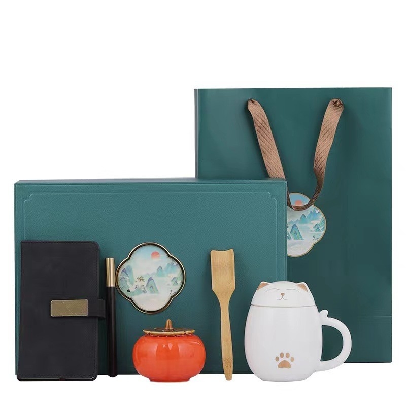 Stärken Sie die Moral des Teams mit unserem Weihnachtsgeschenk-Set aus Keramik-Büro-Tasse und atmosphärischem Souvenir
