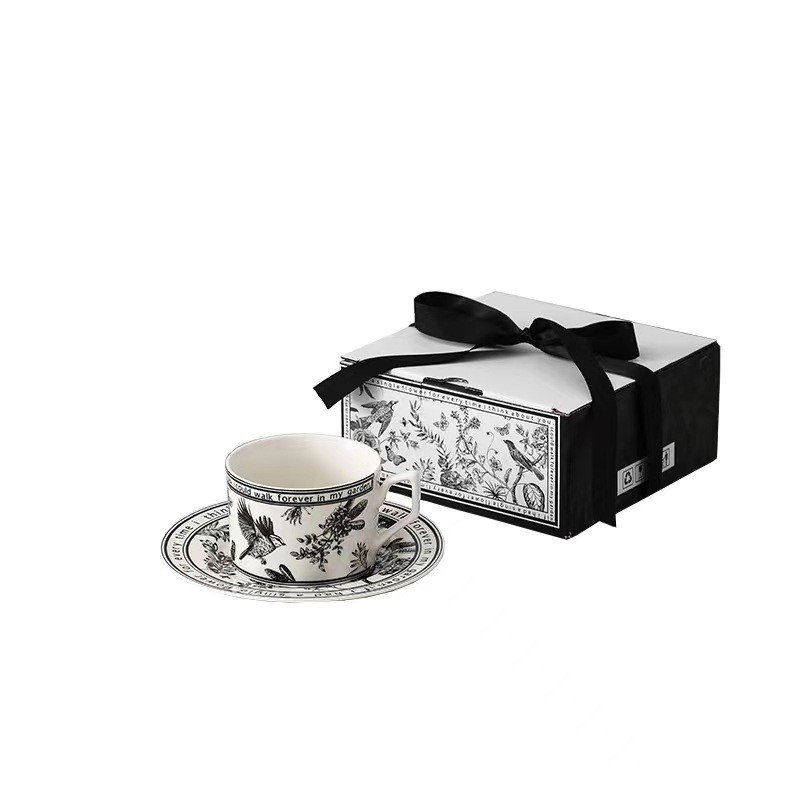 Fügen Sie Ihren Geschenken einen Hauch Farbe hinzu mit diesem französischen Retro-Stil-Kaffee-Tassen- und Tellerset