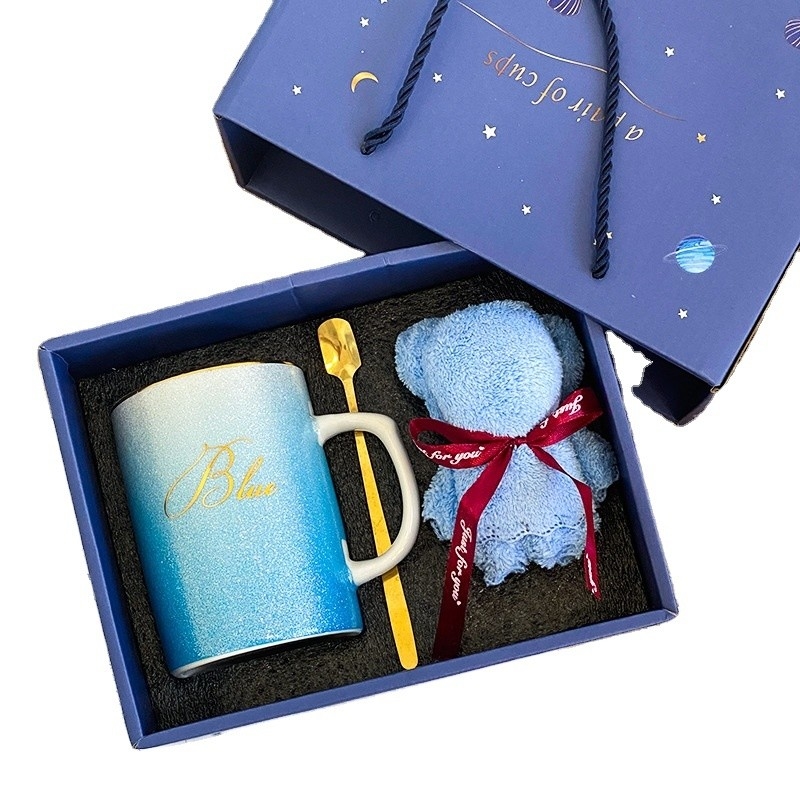 Machen Sie ihren Tag etwas Besonderes mit diesem Keramik-Taschen- und Bärenhandtuch-Geschenk-Set im Stil von Creative Ins